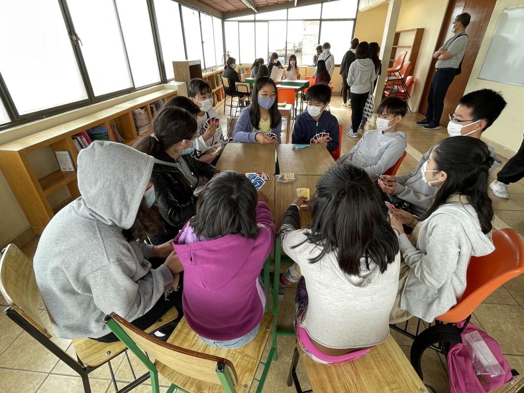 ウノをして遊ぶグループ