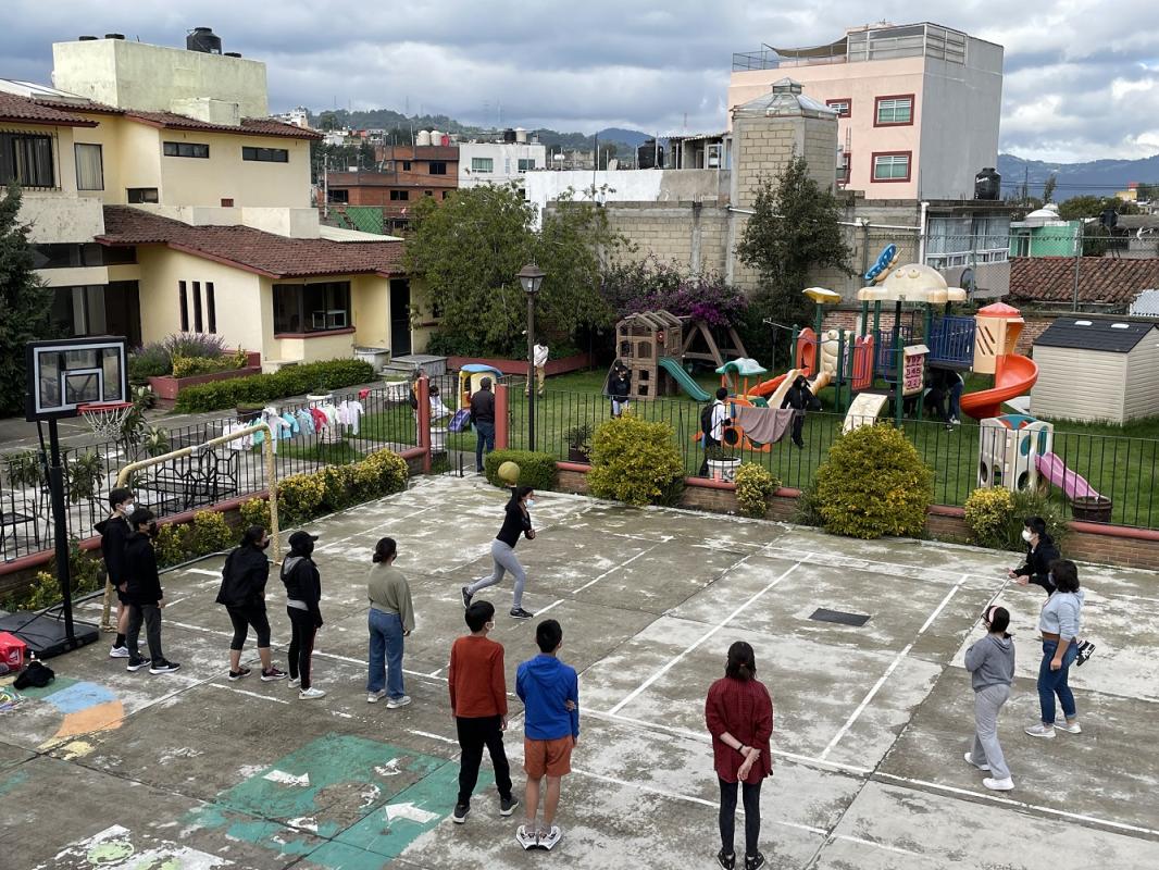 ドッチボールをして遊ぶグループ